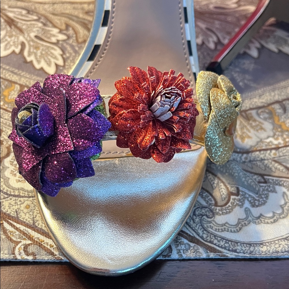 Betsey Johnson Gold Floral Women's Heels - Picture 3 of 6